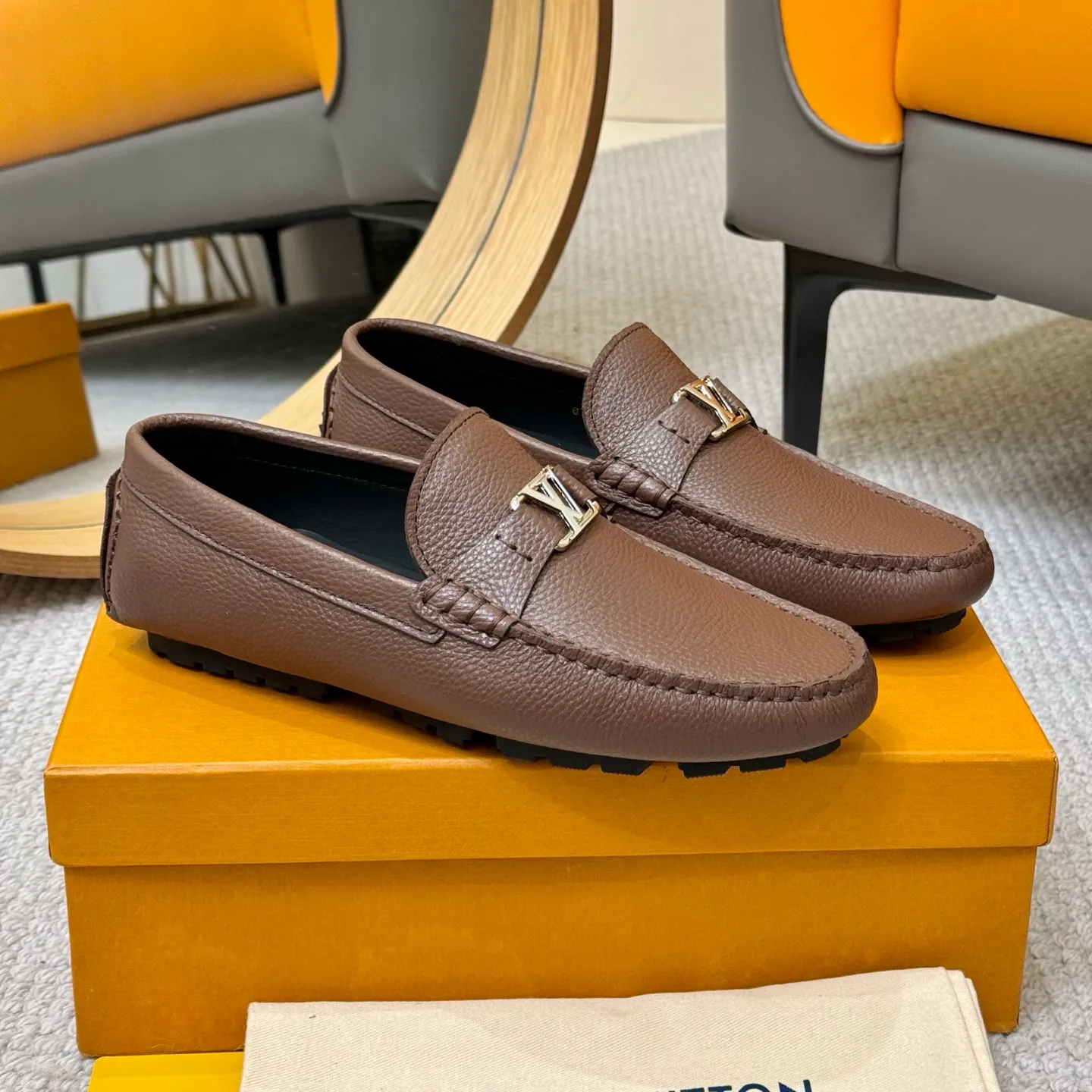 Men's men's shoes 💰420 (Yangli) LV 2⃣️0⃣️2⃣️5️⃣Spring and summer counter GLORIA series models ✈️Original factory special leather production, original last type. A classic driving slip-on casual shoe that shows an elegant style with exquisite craftsmanship details such as Monogram embossing all over the upper🌀Italian imported calfskin fabric Sheepskin foot pads➕Inside～Private mold replica sole Unique style Comfortable driving slip-on Size: 4-12 (38-46) Comes with [Counter packaging: original box, wrapping paper, card, instruction manual, shoehorn, cloth bag] No pressure to enter and leave the counter!